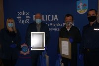 Pani II Zastępca Prezydenta Miasta, I Zastępca Komendanta Miejskiego Policji i dwóch świadków z listami gratulacyjnymi i upominkami