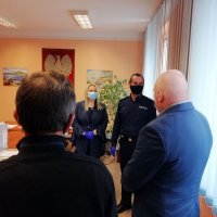 Pani II Zastępca Prezydenta Miasta oraz I Zastępca Komendanta Miejskiego Policji stoją przed 2 świadkami
