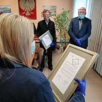 Pani II Zastępca Prezydenta Miasta trzyma list gratulacyjny a przed nią 2 świadków