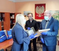Pani II Zastępca Prezydenta Miasta wręcza list gratulacyjny świadkowi