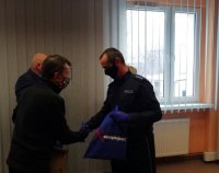 I Zastępca Komendanta Miejskiego wręcza świadkowi upominek