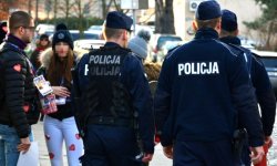 policjanci stoją z wolontariuszami WOŚP