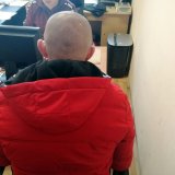 podejrzany ze śledczym podczas przesłuchania