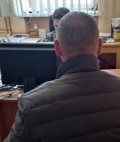 policjant przesłuchuje podejrzanego
