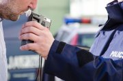 kierowca podczas badania stanu trzeźwości alkometrem