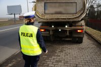 policjantka sprawdza oświetlenie w pojeździe ciężarowym