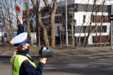 policjantka tarczą sygnalizacyjną daje polecenie zatrzymania się