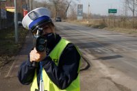policjantka mierzy radarem prędkość jazdy pojazdów