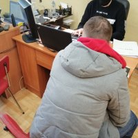 podejrzany podczas przesłuchania przez śledczego