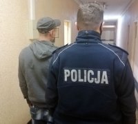 policjant stoi z podejrzanym