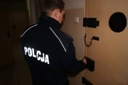 policjant przy drzwiach do celi