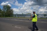 policjant na jezdni wydaje sygnał do zatrzymania się pojazdu