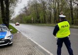 policjant daje sygnał do zatrzymania się