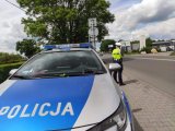 policjant przy radiowozie