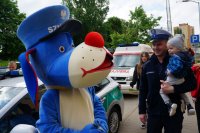 policjant z dzieckiem na rekach i Sznupek