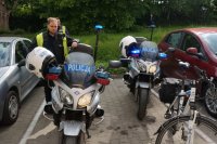 policjant stoi obok motorów policyjnych