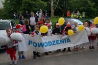 przedszkolaki z transparentem Powodzenia i balonami
