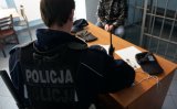 policjant wypisuje dokumentację