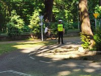 policjant i młody rowerzysta jedzie na rowerze