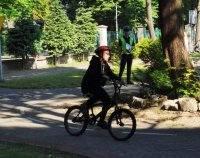 policjant i młody rowerzysta jedzie na rowerze