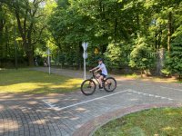 młody rowerzysta jedzie na rowerze