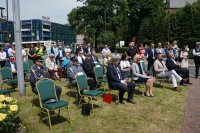 goście zaproszeni na ceremonię siedzą na krzesłach