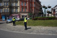 policjanci z drogówki stoją na rondzie