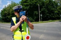 policjant mierzy prędkość radarem