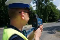 policjant mierzy prędkość radrem