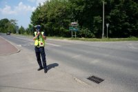 policjant mierzy prędkość radarem
