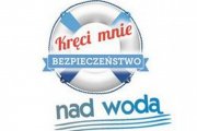 logo kręci mnie bezpieczeństwo nad wodą: koło ratunkowe i napis