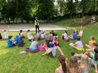 policjant z drogówki rozmawia z grupką dzieci