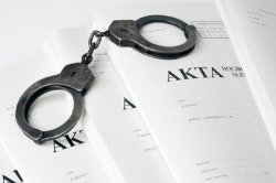 kajdanki na aktach sprawy