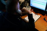 policjant trzyma słuchawkę telefonu