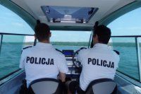 policjanci wodni na motorówce