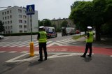 policjanci stoją przy przejściu dla pieszych