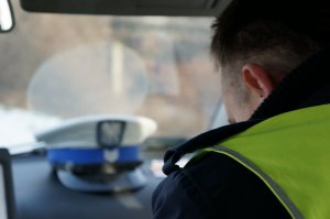 policjant w radiowozie