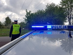radiowóz i policjant