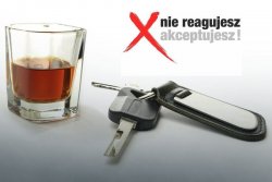 kluczyki, szklanka z alkoholem i napis nie reagujesz-akceptujesz