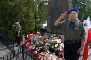 pomnik z wartą honorową harcerzy