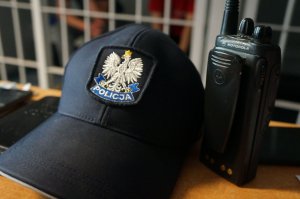 radiostacja i czapka policjanta