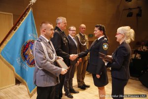 wręczenie podziękowań gościom między innymi Komendantowi Miejskiemu Policji w Siemianowicach Śląskich
