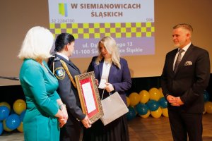wręczenie adresu okolicznościowego przez przedstawicieli miasta
