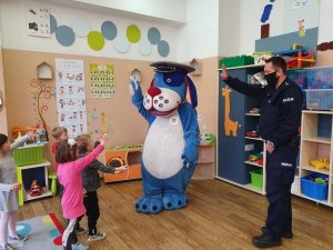 policjant i Sznupek macha do przedszkolaków