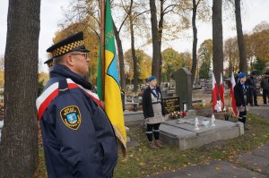 poczet sztandarowy Straży Miejskiej i warta honorowa harcerzy przy grobie