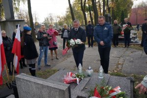 złożenie kwiatów przez Sekretarza miasta i Naczelnika Wydziału Kultury i Sportu