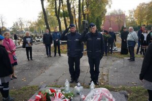 oddanie hołdu przez komendantów przed grobem