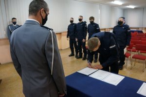 policjant podpisuje akt ślubowania