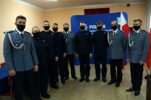 zdjęcie grupowe komendantów, bezpośrednich przełożonych i nowo przyjętych policjantów