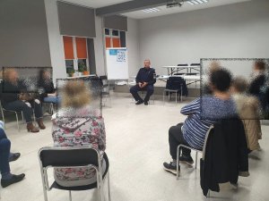dzielnicowy na spotkaniu z osobami dotkniętymi przemocą w rodzinie